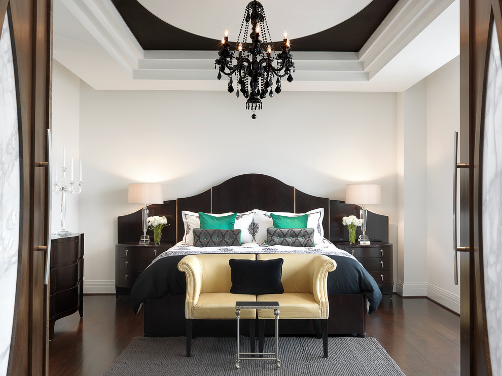 Diseño de dormitorio blanco y madera contemporáneo con paredes blancas y suelo de madera oscura