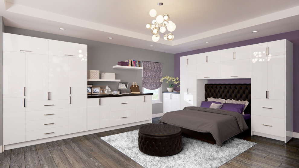 Mittelgroßes Modernes Hauptschlafzimmer mit lila Wandfarbe, braunem Holzboden und braunem Boden in Salt Lake City