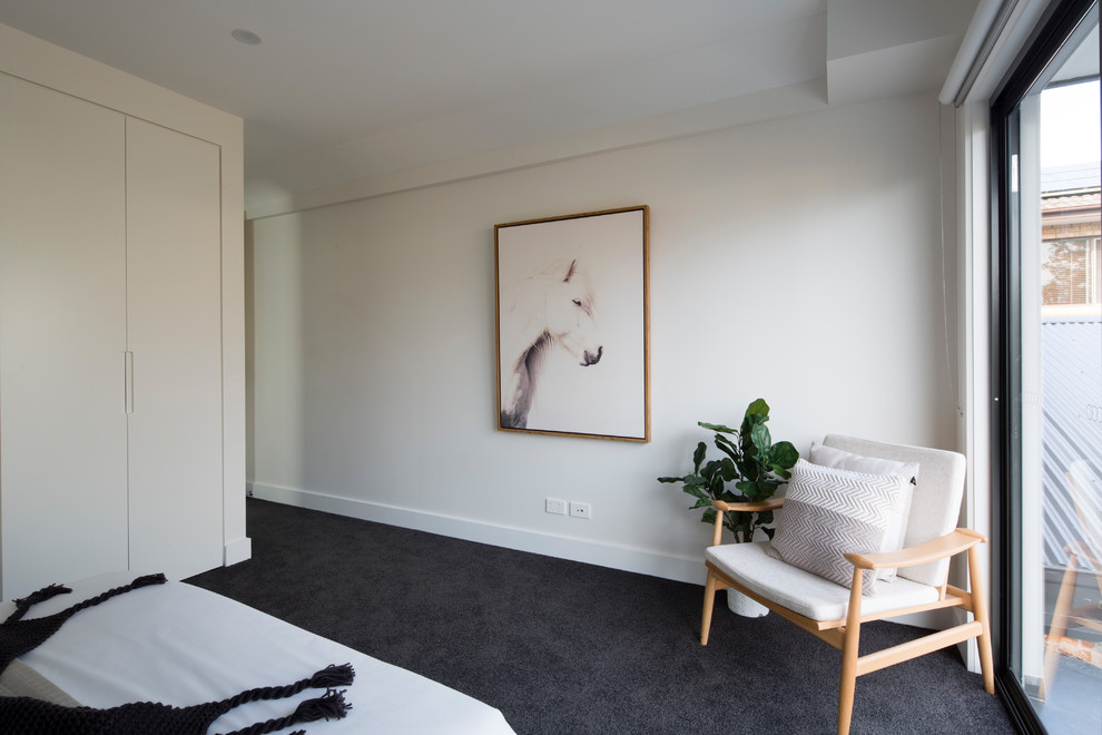 Imagen de dormitorio principal contemporáneo grande con paredes blancas, moqueta y suelo gris