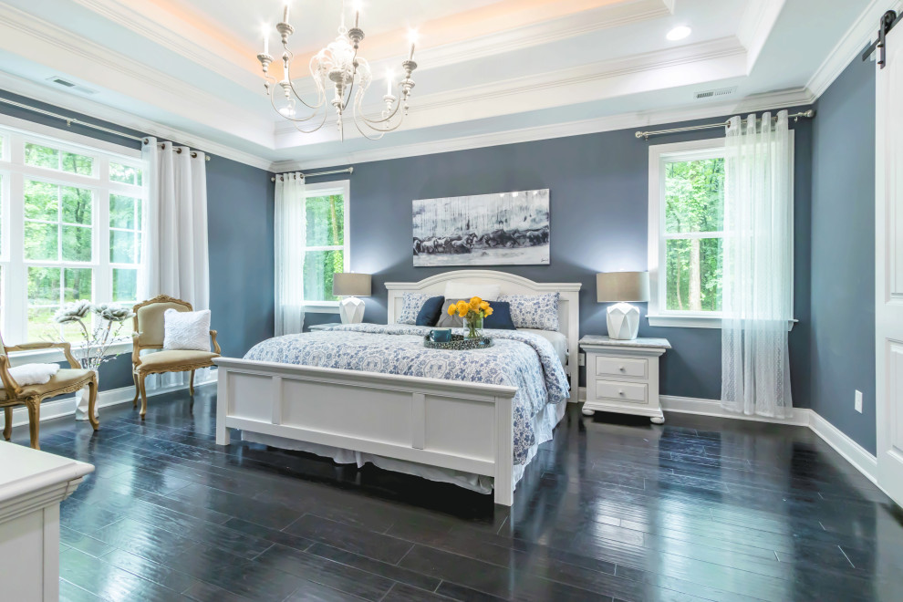 Источник вдохновения для домашнего уюта: спальня в стиле неоклассика (современная классика) с синими стенами, темным паркетным полом, коричневым полом и многоуровневым потолком