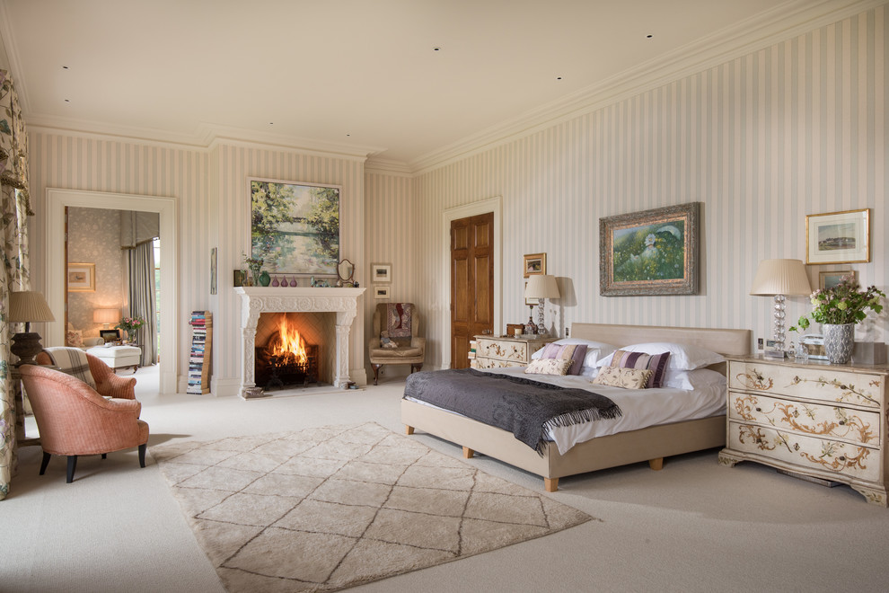 Diseño de dormitorio clásico con paredes beige, moqueta y suelo beige