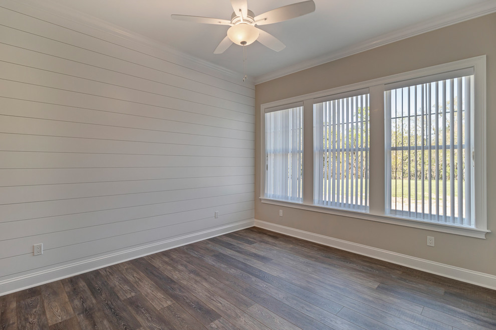 Mittelgroßes Landhausstil Gästezimmer mit weißer Wandfarbe, Vinylboden und braunem Boden in Jacksonville