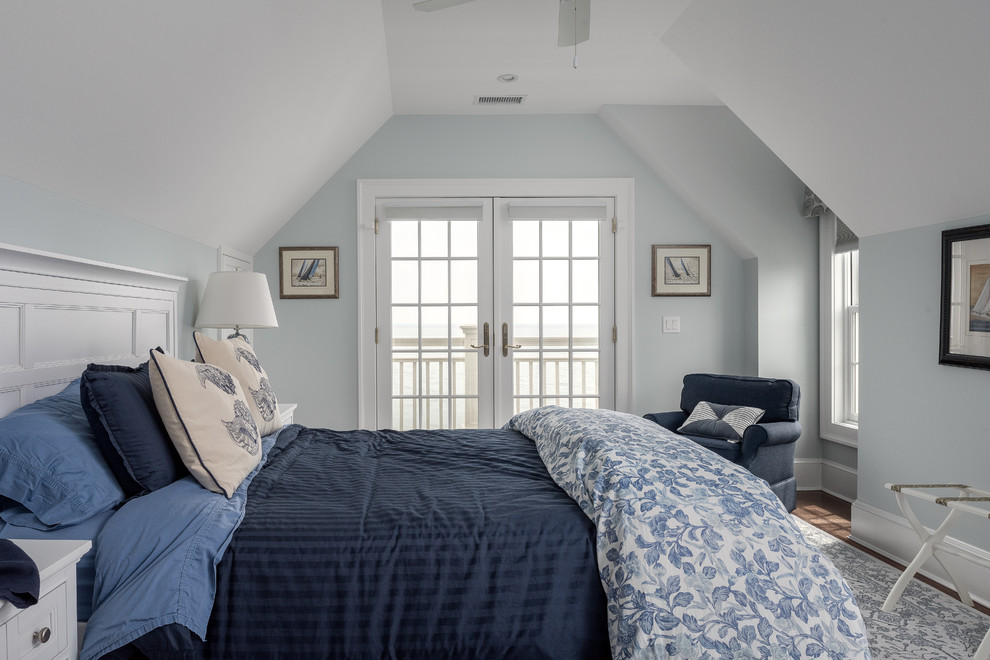 Идея дизайна: большая хозяйская спальня в морском стиле с синими стенами без камина