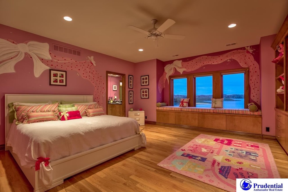 Inspiration för mycket stora moderna gästrum, med rosa väggar och ljust trägolv