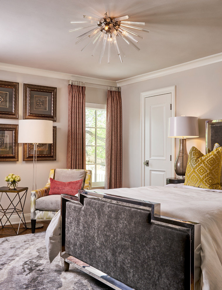 Imagen de habitación de invitados clásica renovada grande con paredes grises, suelo de madera en tonos medios y suelo marrón