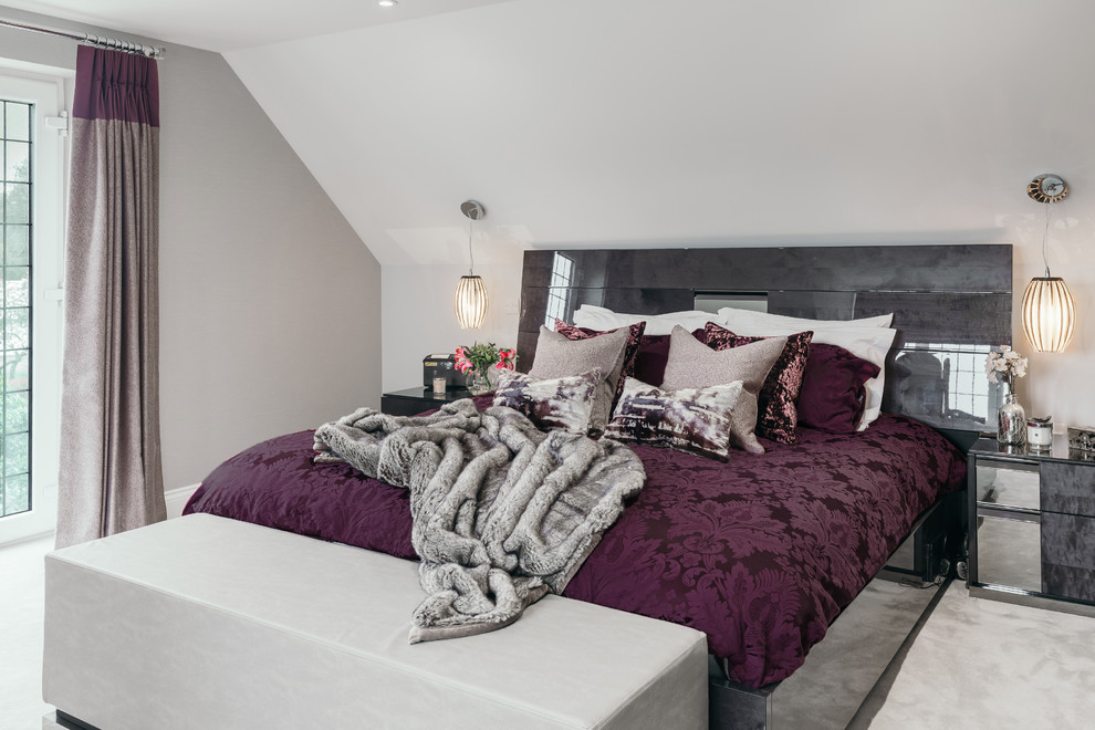 Foto de dormitorio principal contemporáneo grande con paredes grises, moqueta y suelo gris