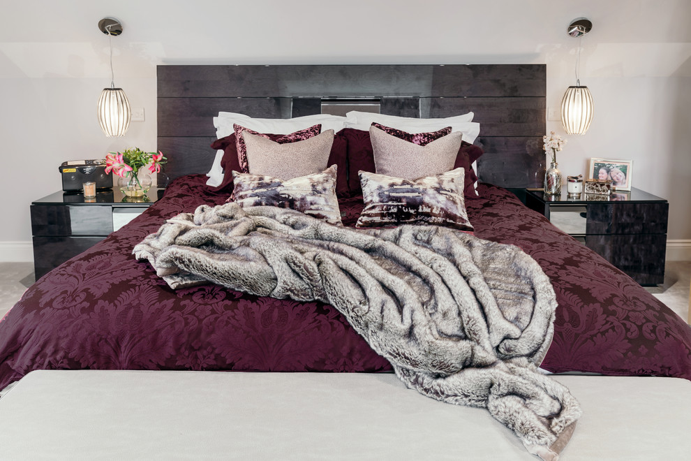 На фото: большая спальня в современном стиле с серыми стенами, ковровым покрытием и серым полом с