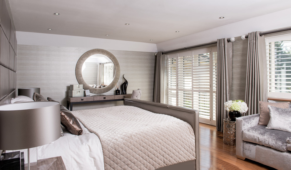 Стильный дизайн: большая хозяйская спальня в стиле неоклассика (современная классика) с серыми стенами и паркетным полом среднего тона без камина - последний тренд