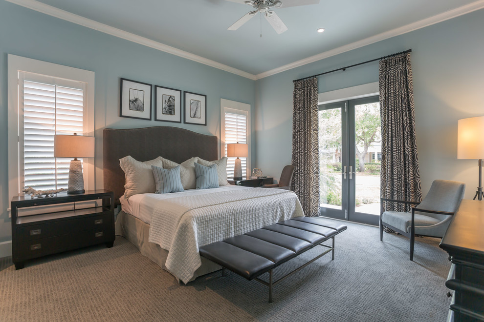 マイアミにある広いトランジショナルスタイルのおしゃれな主寝室 (青い壁、カーペット敷き) のレイアウト