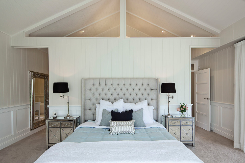 Свежая идея для дизайна: спальня в морском стиле с белыми стенами, ковровым покрытием и бежевым полом - отличное фото интерьера