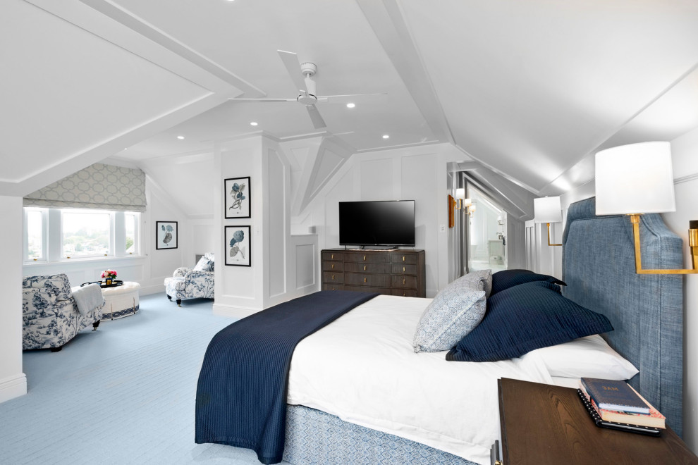 На фото: спальня в классическом стиле с белыми стенами, ковровым покрытием, синим полом, сводчатым потолком и панелями на части стены без камина