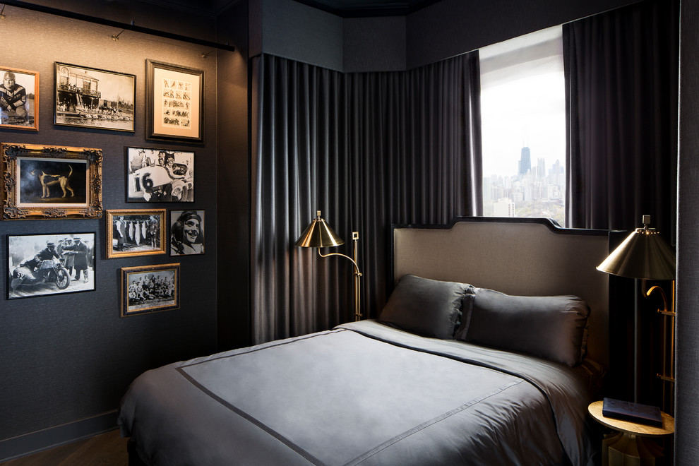 Diseño de habitación de invitados minimalista de tamaño medio con paredes multicolor y suelo de madera oscura