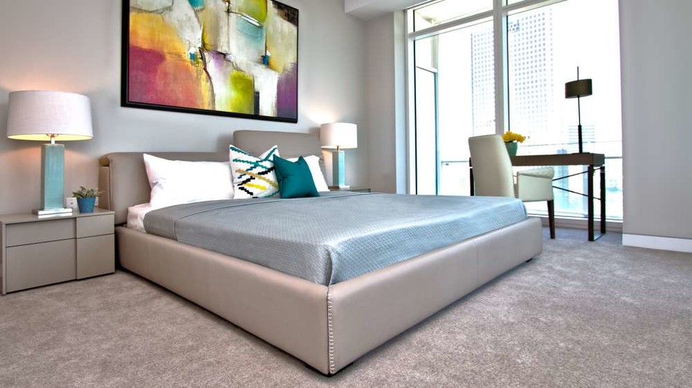 Idée de décoration pour une chambre avec moquette minimaliste avec un mur gris.