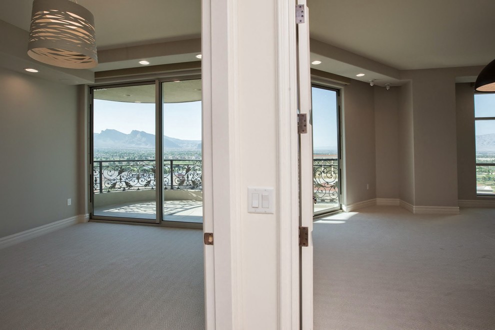 Mittelgroßes Mid-Century Gästezimmer ohne Kamin mit weißer Wandfarbe und Marmorboden in Las Vegas