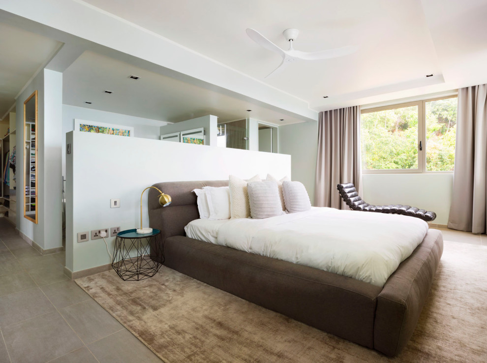 Idée de décoration pour une grande chambre parentale minimaliste avec sol en béton ciré, aucune cheminée, un sol gris et un mur gris.