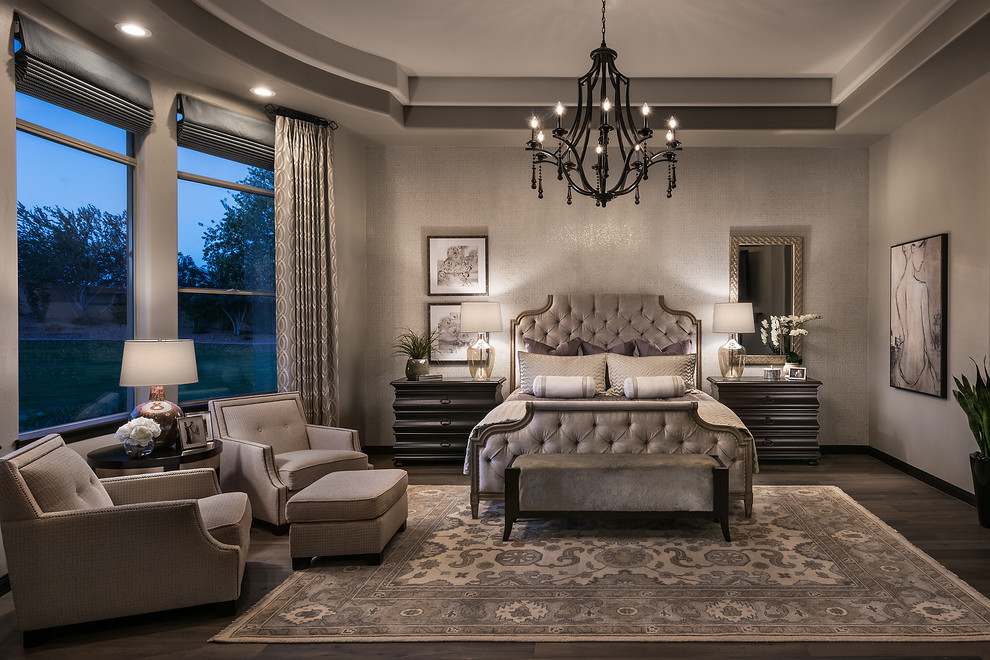 Klassisches Schlafzimmer mit grauer Wandfarbe, dunklem Holzboden und grauem Boden in Phoenix