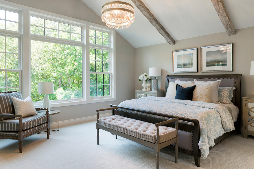 Идея дизайна: огромная хозяйская спальня в стиле рустика с серыми стенами, ковровым покрытием и белым полом