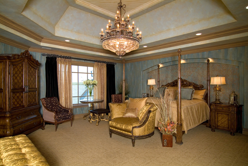 Idee per una grande camera matrimoniale classica con moquette, pareti blu e nessun camino