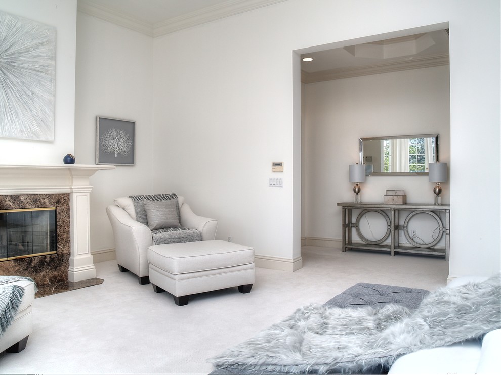 Ejemplo de dormitorio tradicional renovado con paredes beige, moqueta, todas las chimeneas y suelo beige