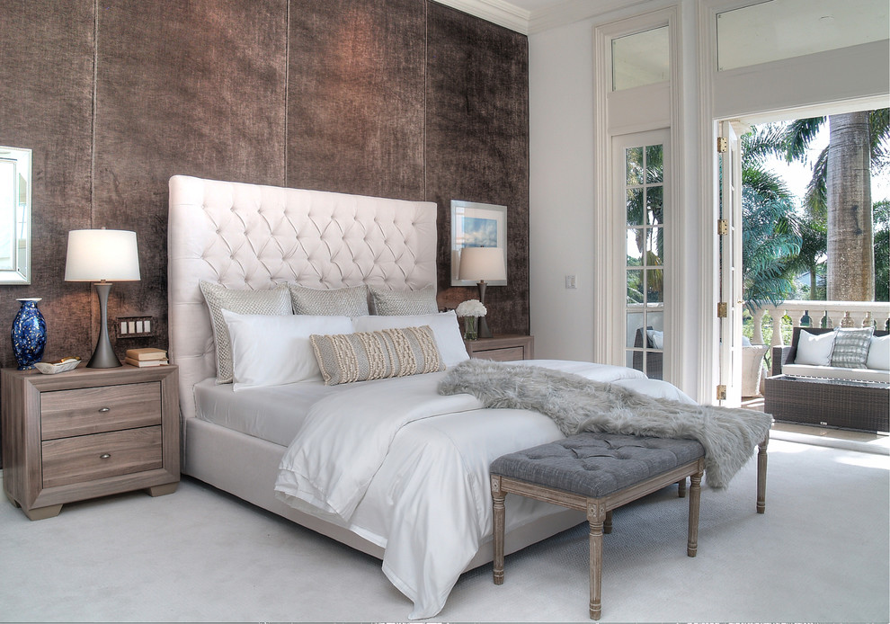 Идея дизайна: спальня в стиле неоклассика (современная классика) с ковровым покрытием, бежевым полом и белыми стенами