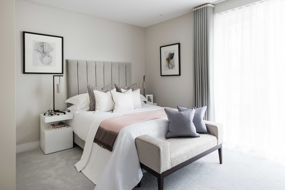 Réalisation d'une chambre avec moquette grise et rose design de taille moyenne avec un mur beige et un sol gris.