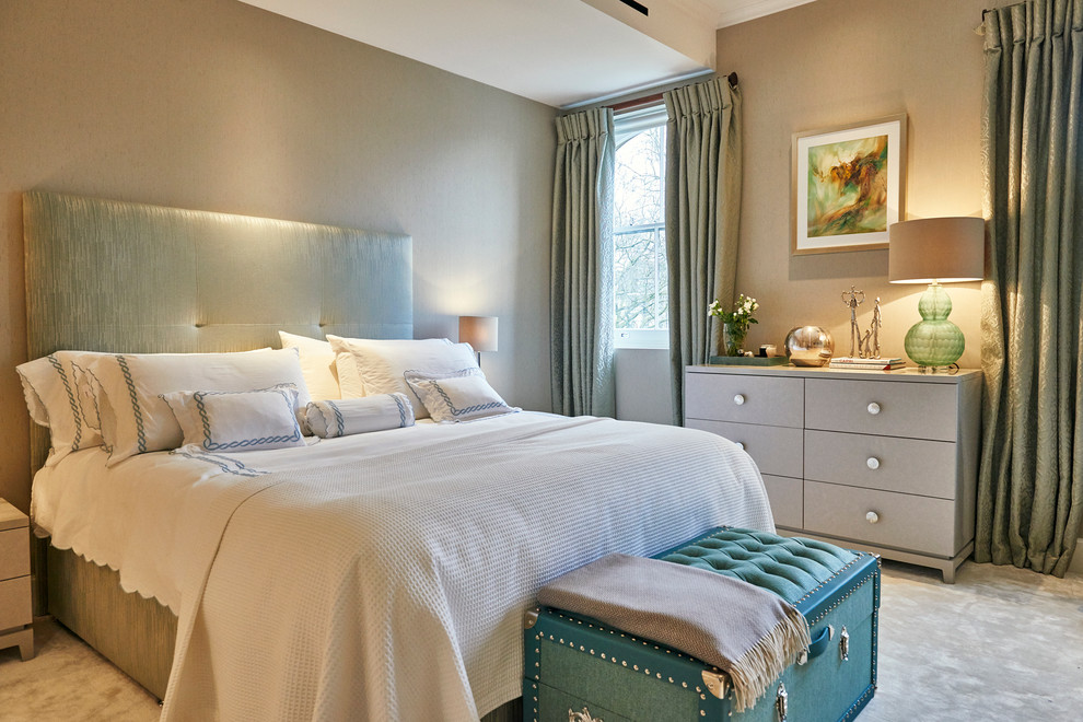 Ejemplo de dormitorio principal clásico renovado con paredes beige y moqueta