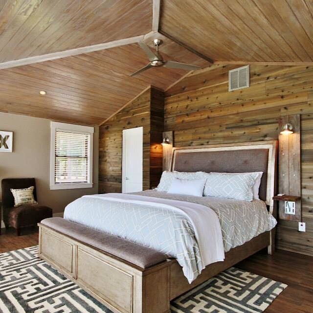Foto di una grande camera da letto stile rurale con pareti marroni, pavimento in legno massello medio, nessun camino e pavimento marrone