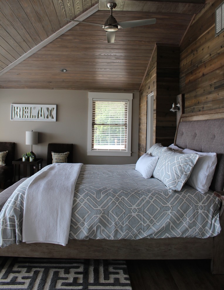 Diseño de dormitorio rural grande sin chimenea con paredes marrones, suelo de madera en tonos medios y suelo marrón