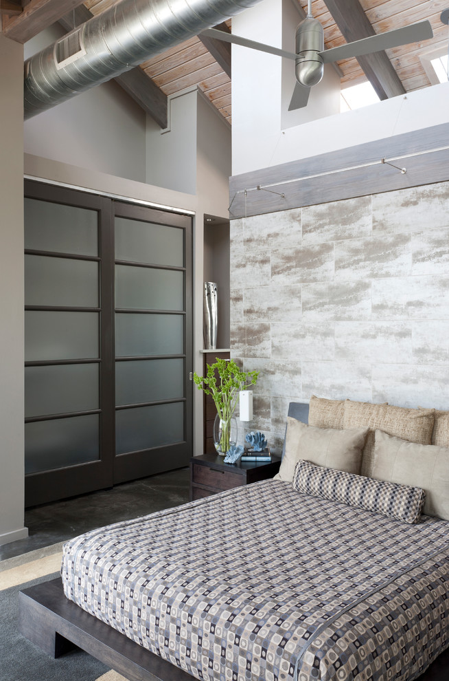 На фото: хозяйская спальня среднего размера в стиле лофт с серыми стенами, серым полом и бетонным полом без камина