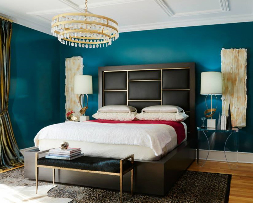 Foto de dormitorio principal contemporáneo grande sin chimenea con paredes azules, suelo de madera en tonos medios y suelo marrón