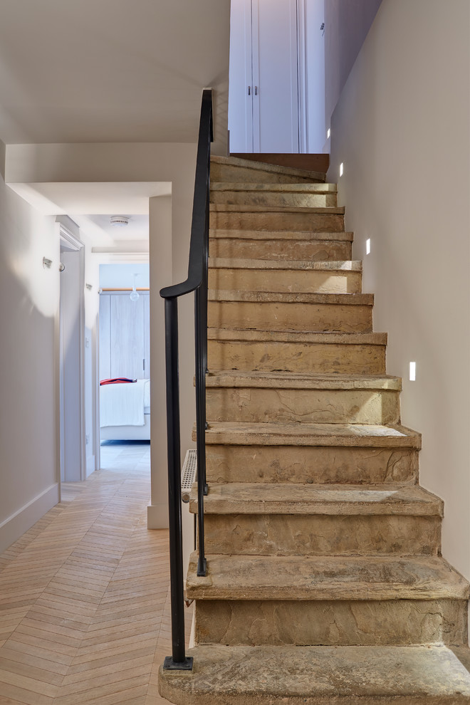 Пример оригинального дизайна: большая прямая лестница в стиле неоклассика (современная классика)