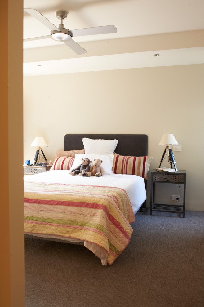 Ejemplo de habitación de invitados ecléctica de tamaño medio con paredes blancas y moqueta