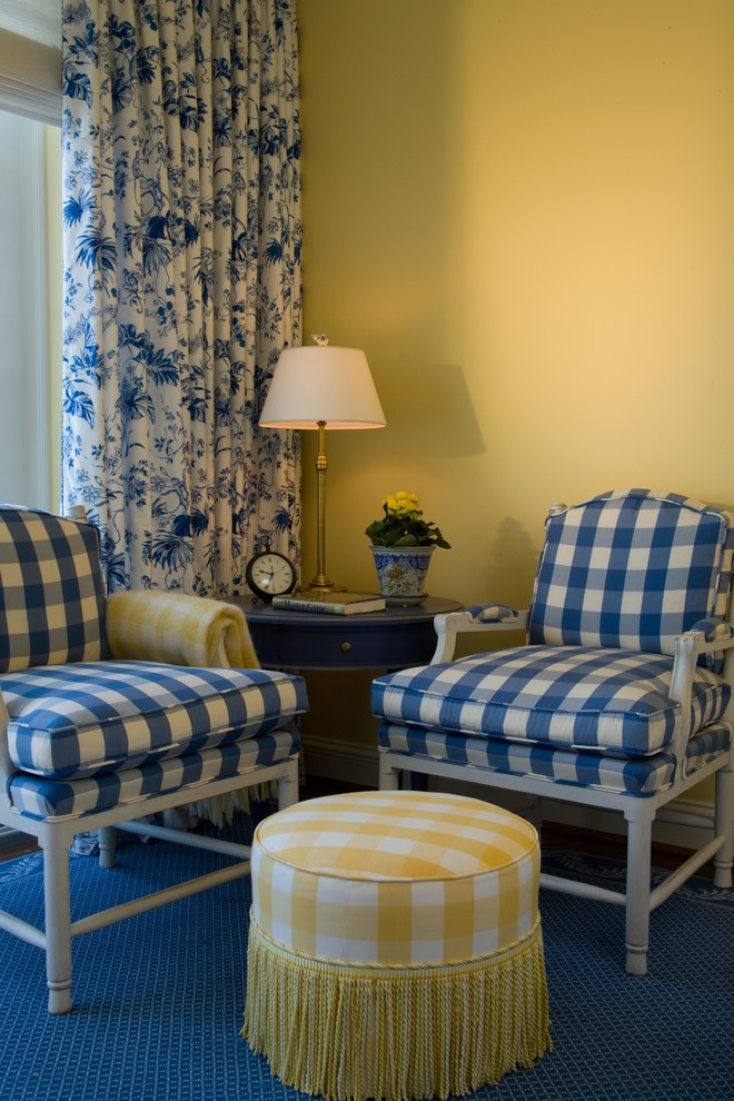 Esempio di una camera matrimoniale chic di medie dimensioni con pareti gialle, moquette, nessun camino e pavimento blu