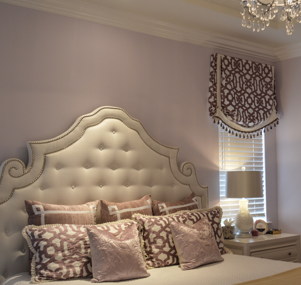 Пример оригинального дизайна: гостевая спальня среднего размера, (комната для гостей) в стиле неоклассика (современная классика) с фиолетовыми стенами без камина