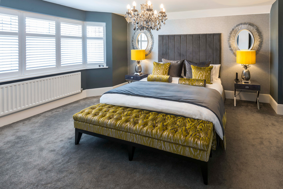 Стильный дизайн: спальня среднего размера в современном стиле с серыми стенами, ковровым покрытием и серым полом - последний тренд
