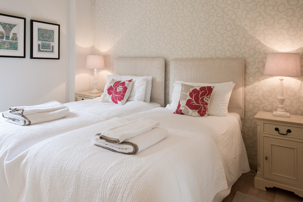 Foto de habitación de invitados contemporánea de tamaño medio con paredes verdes y suelo de madera clara