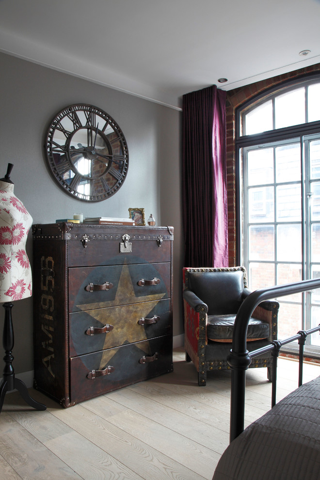 ロンドンにある中くらいなインダストリアルスタイルのおしゃれな客用寝室 (グレーの壁) のレイアウト