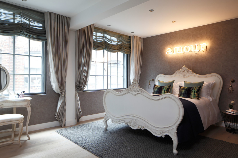 ロンドンにある中くらいなインダストリアルスタイルのおしゃれな主寝室 (グレーの壁、淡色無垢フローリング) のレイアウト