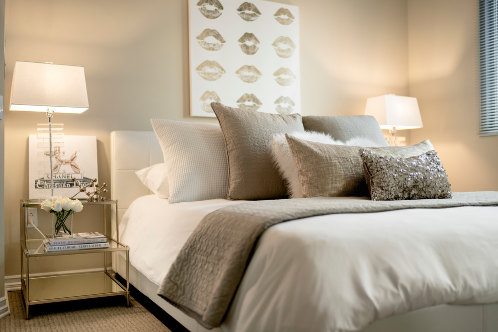 Foto di una camera da letto design di medie dimensioni con pareti beige e pavimento in vinile
