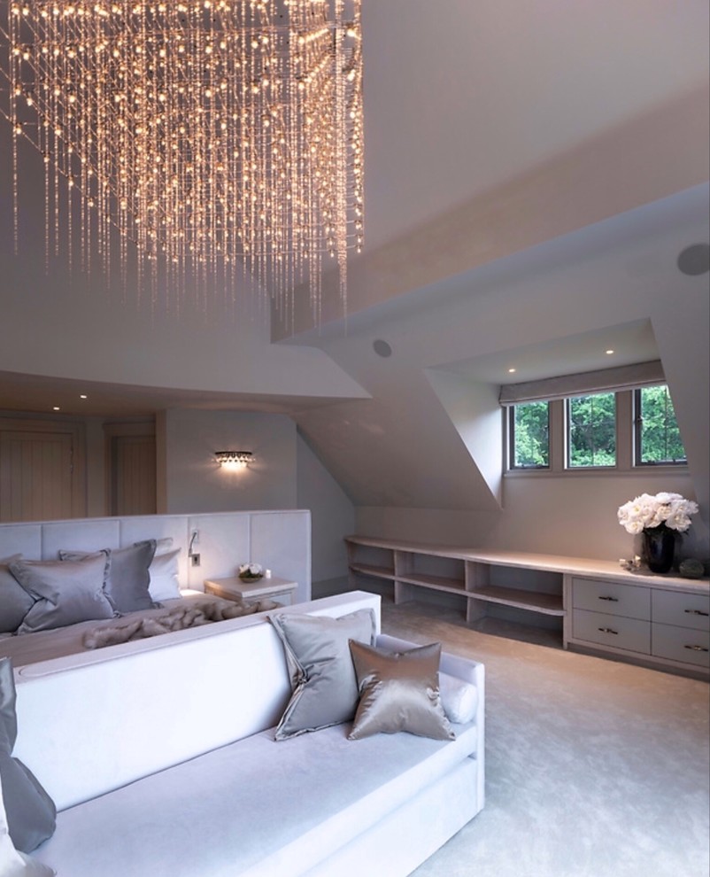Идея дизайна: большая хозяйская спальня в современном стиле с серыми стенами, ковровым покрытием и серым полом без камина