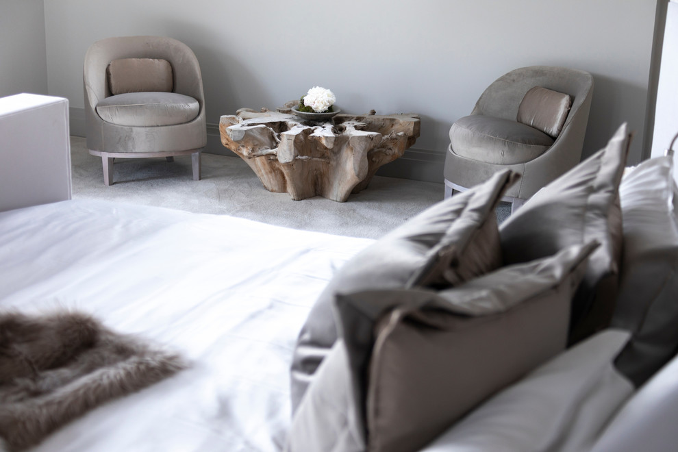 Пример оригинального дизайна: большая хозяйская спальня в современном стиле с серыми стенами, ковровым покрытием и серым полом без камина