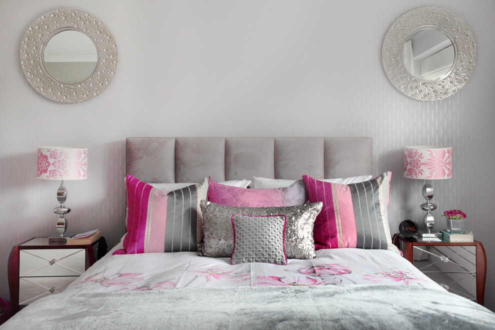 Cette image montre une chambre grise et rose bohème avec un mur gris et un sol gris.