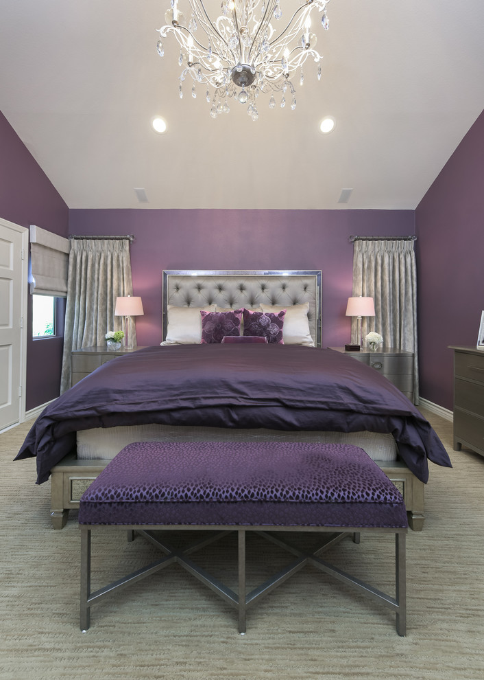Пример оригинального дизайна: большая хозяйская спальня в стиле неоклассика (современная классика) с фиолетовыми стенами без камина