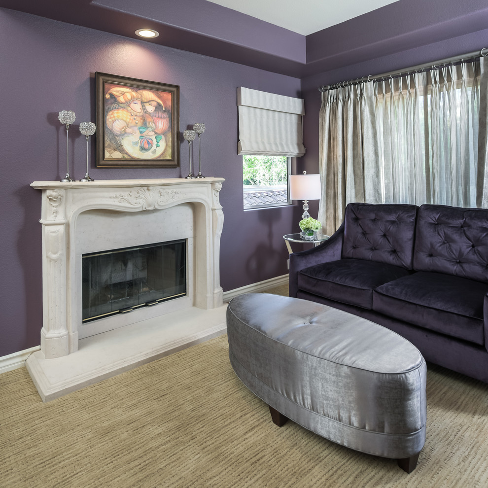 Идея дизайна: большая хозяйская спальня в стиле неоклассика (современная классика) с фиолетовыми стенами, ковровым покрытием, стандартным камином, фасадом камина из камня и коричневым полом