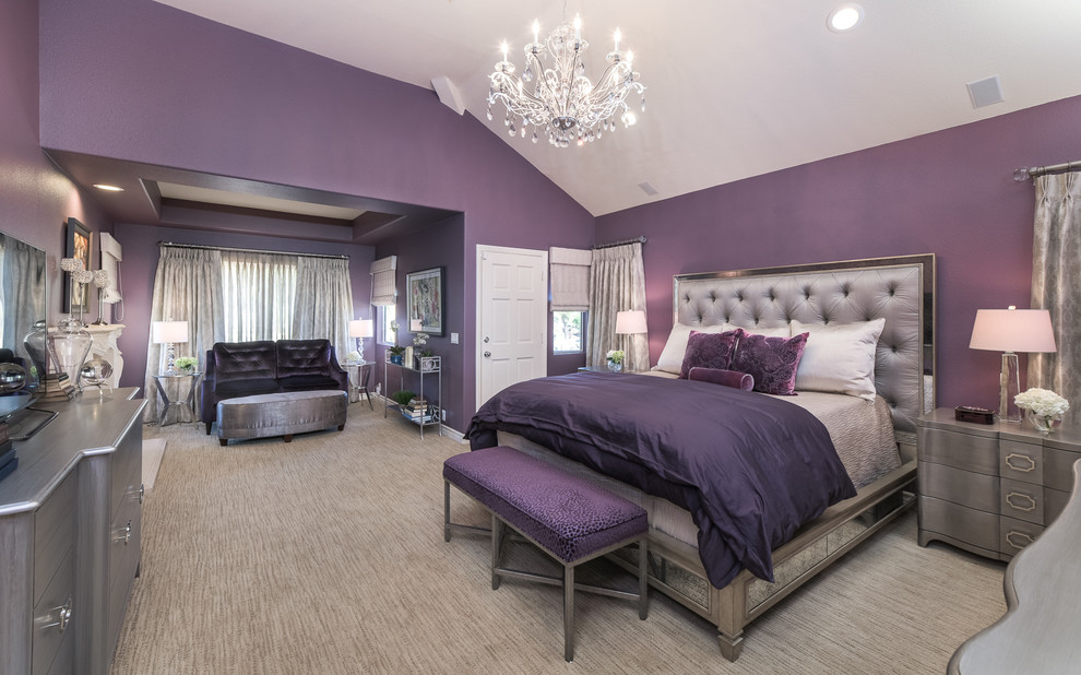 Großes Klassisches Hauptschlafzimmer ohne Kamin mit lila Wandfarbe, Teppichboden und braunem Boden in Los Angeles