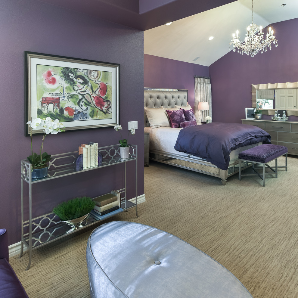 Ejemplo de dormitorio principal clásico renovado grande sin chimenea con paredes púrpuras