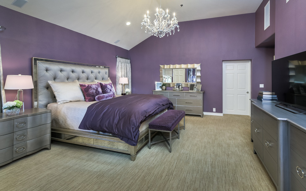 Стильный дизайн: большая хозяйская спальня в стиле неоклассика (современная классика) с фиолетовыми стенами без камина - последний тренд