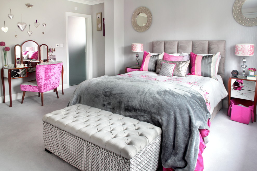 Foto de dormitorio principal bohemio con paredes grises, moqueta y suelo gris