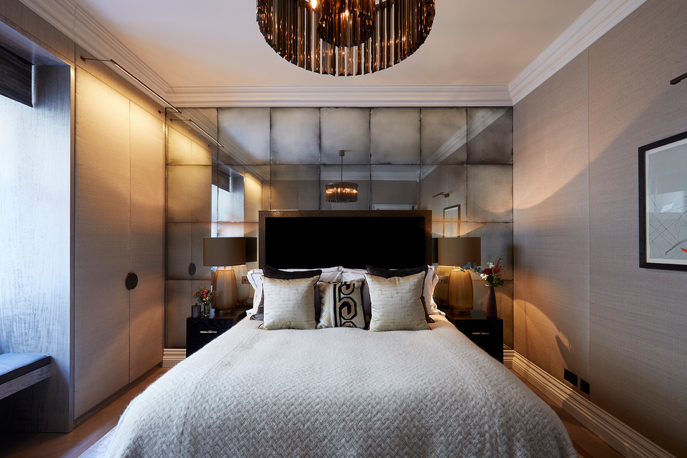 Foto de dormitorio principal contemporáneo pequeño con paredes beige, moqueta y suelo beige