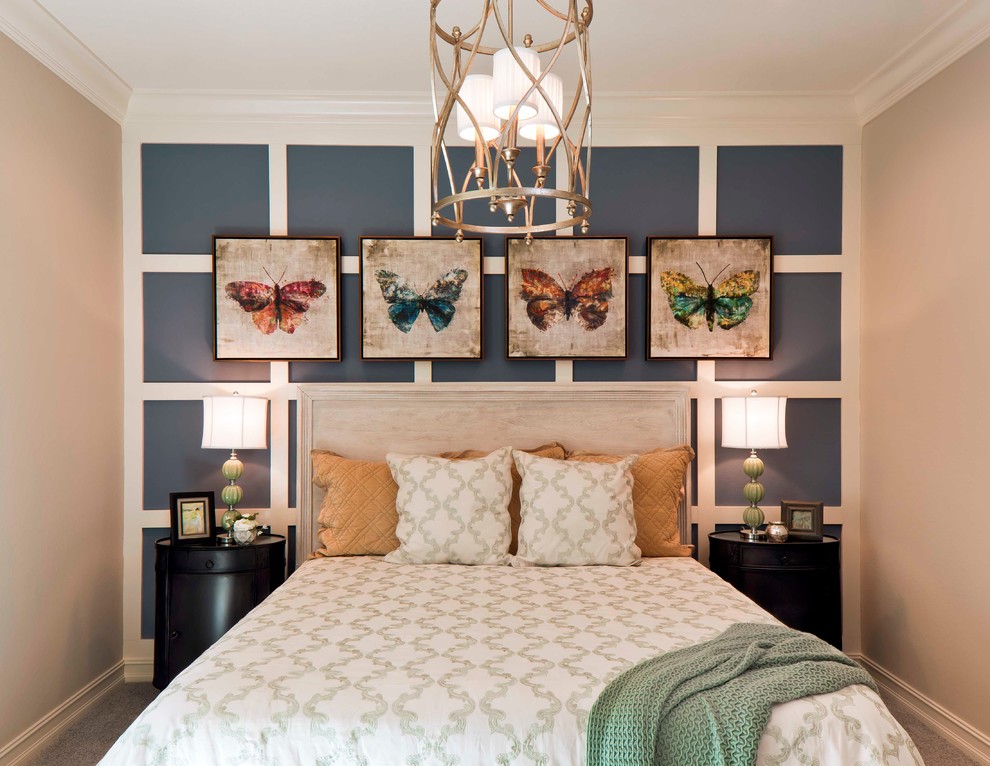 マイアミにあるトランジショナルスタイルのおしゃれな客用寝室 (青い壁、照明) のインテリア